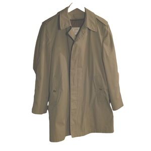 Classic Men’s London Fog Jacket with zip-out lining. Size 42R. Like new!